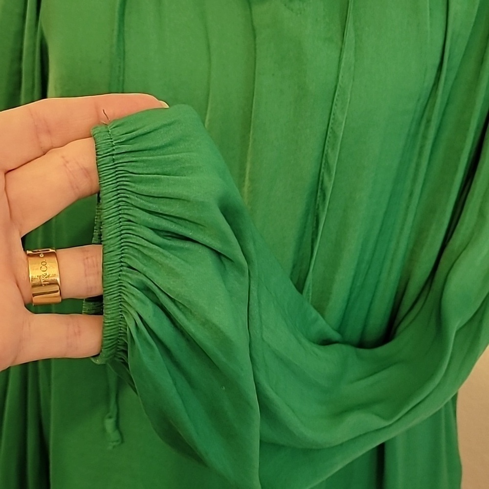 Elegant Green Blouse with Ruffled Neckline - Picture 4 of 5